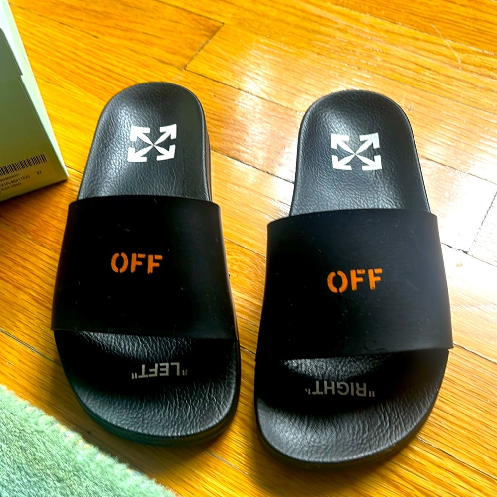 Like new Off White size 7 black pool slides.
